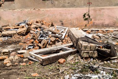 Kharkiv, Ukrayna, 11 Haziran 2025 Kharkiv 'deki küçük konut binası iki Rus Şaban uçağı tarafından vuruldu. Hasar çok fazlaydı, birkaç daire alev aldı ve çatı yırtıldı..