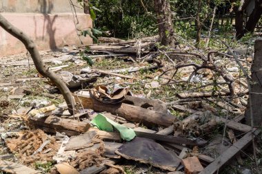 Kharkiv, Ukrayna, 11 Haziran 2025 Kharkiv 'deki küçük konut binası iki Rus Şaban uçağı tarafından vuruldu. Hasar çok fazlaydı, birkaç daire alev aldı ve çatı yırtıldı..