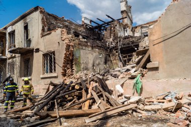 Kharkiv, Ukrayna, 11 Haziran 2025 Kharkiv 'deki küçük konut binası iki Rus Şaban uçağı tarafından vuruldu. Hasar çok fazlaydı, birkaç daire alev aldı ve çatı yırtıldı..