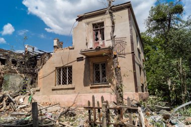 Kharkiv, Ukrayna, 11 Haziran 2025 Kharkiv 'deki küçük konut binası iki Rus Şaban uçağı tarafından vuruldu. Hasar çok fazlaydı, birkaç daire alev aldı ve çatı yırtıldı..