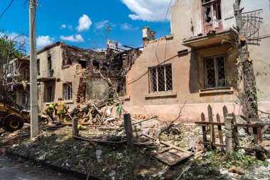 Kharkiv, Ukrayna, 11 Haziran 2025 Kharkiv 'deki küçük konut binası iki Rus Şaban uçağı tarafından vuruldu. Hasar çok fazlaydı, birkaç daire alev aldı ve çatı yırtıldı..