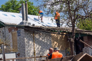 Kharkiv, Ukrayna, 11 Haziran 2025 Teknik Servisler, Kharkiv 'deki hasarlı bina üzerinde çalışıyor. Hasar çok fazlaydı ve birkaç apartman yanmıştı..