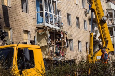 Kharkiv, Ukrayna, 11 Haziran 2025 Teknik Servisler, Kharkiv 'deki hasarlı bina üzerinde çalışıyor. Hasar çok fazlaydı ve birkaç apartman yanmıştı..