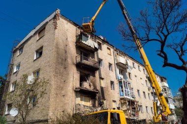 Kharkiv, Ukrayna, 11 Haziran 2025 Teknik Servisler, Kharkiv 'deki hasarlı bina üzerinde çalışıyor. Hasar çok fazlaydı ve birkaç apartman yanmıştı..