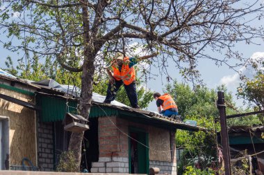 Kharkiv, Ukrayna, 11 Haziran 2025 Teknik Servisler, Kharkiv 'deki hasarlı bina üzerinde çalışıyor. Hasar çok fazlaydı ve birkaç apartman yanmıştı..
