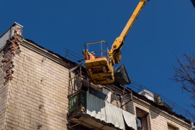 Kharkiv, Ukrayna, 11 Haziran 2025 Teknik Servisler, Kharkiv 'deki hasarlı bina üzerinde çalışıyor. Hasar çok fazlaydı ve birkaç apartman yanmıştı..