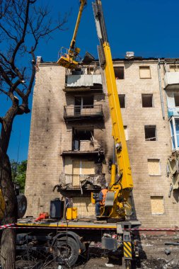 Kharkiv, Ukrayna, 11 Haziran 2025 Teknik Servisler, Kharkiv 'deki hasarlı bina üzerinde çalışıyor. Hasar çok fazlaydı ve birkaç apartman yanmıştı..