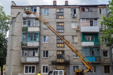 Kharkiv, Ukrayna, 11 Haziran 2025 Teknik Servisler, Kharkiv 'deki hasarlı bina üzerinde çalışıyor. Hasar çok fazlaydı ve birkaç apartman yanmıştı..