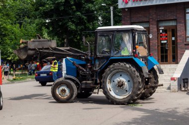 Kharkiv, Ukrayna, 11 Haziran 2025 Teknik Servisler, Kharkiv 'deki hasarlı bina üzerinde çalışıyor. Hasar çok fazlaydı ve birkaç apartman yanmıştı..