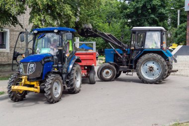 Kharkiv, Ukrayna, 11 Haziran 2025 Teknik Servisler, Kharkiv 'deki hasarlı bina üzerinde çalışıyor. Hasar çok fazlaydı ve birkaç apartman yanmıştı..