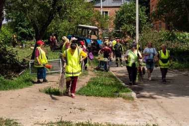 Kharkiv, Ukrayna, 11 Haziran 2025 Teknik Servisler, Kharkiv 'deki hasarlı bina üzerinde çalışıyor. Hasar çok fazlaydı ve birkaç apartman yanmıştı..