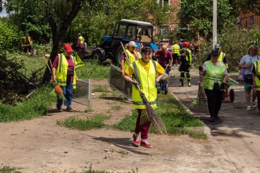 Kharkiv, Ukrayna, 11 Haziran 2025 Teknik Servisler, Kharkiv 'deki hasarlı bina üzerinde çalışıyor. Hasar çok fazlaydı ve birkaç apartman yanmıştı..