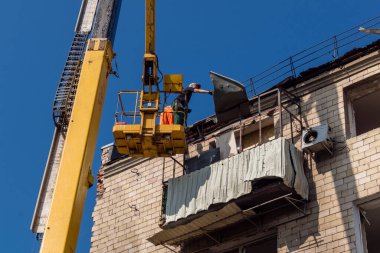 Kharkiv, Ukrayna, 11 Haziran 2025 Teknik Servisler, Kharkiv 'deki hasarlı bina üzerinde çalışıyor. Hasar çok fazlaydı ve birkaç apartman yanmıştı..