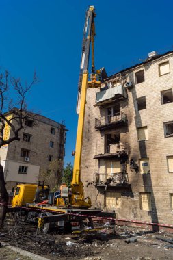 Kharkiv, Ukrayna, 11 Haziran 2025 Teknik Servisler, Kharkiv 'deki hasarlı bina üzerinde çalışıyor. Hasar çok fazlaydı ve birkaç apartman yanmıştı..