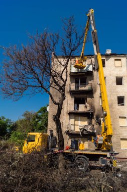 Kharkiv, Ukrayna, 11 Haziran 2025 Teknik Servisler, Kharkiv 'deki hasarlı bina üzerinde çalışıyor. Hasar çok fazlaydı ve birkaç apartman yanmıştı..