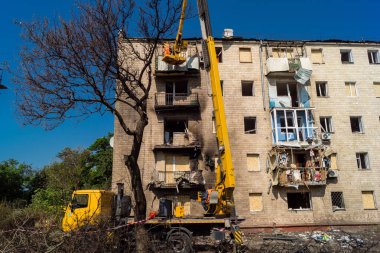 Kharkiv, Ukrayna, 11 Haziran 2025 Teknik Servisler, Kharkiv 'deki hasarlı bina üzerinde çalışıyor. Hasar çok fazlaydı ve birkaç apartman yanmıştı..
