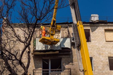 Kharkiv, Ukrayna, 11 Haziran 2025 Teknik Servisler, Kharkiv 'deki hasarlı bina üzerinde çalışıyor. Hasar çok fazlaydı ve birkaç apartman yanmıştı..