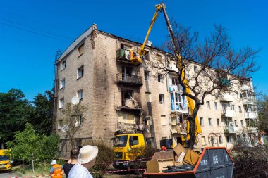 Kharkiv, Ukrayna, 11 Haziran 2025 Teknik Servisler, Kharkiv 'deki hasarlı bina üzerinde çalışıyor. Hasar çok fazlaydı ve birkaç apartman yanmıştı..
