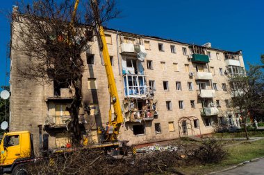 Kharkiv, Ukrayna, 11 Haziran 2025 Teknik Servisler, Kharkiv 'deki hasarlı bina üzerinde çalışıyor. Hasar çok fazlaydı ve birkaç apartman yanmıştı..