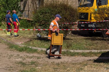 Kharkiv, Ukrayna, 11 Haziran 2025 Teknik Servisler, Kharkiv 'deki hasarlı bina üzerinde çalışıyor. Hasar çok fazlaydı ve birkaç apartman yanmıştı..