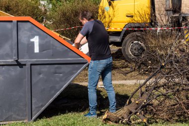 Kharkiv, Ukrayna, 11 Haziran 2025 Teknik Servisler, Kharkiv 'deki hasarlı bina üzerinde çalışıyor. Hasar çok fazlaydı ve birkaç apartman yanmıştı..