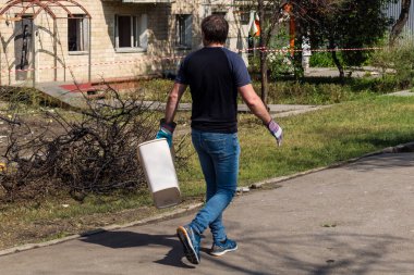 Kharkiv, Ukrayna, 11 Haziran 2025 Teknik Servisler, Kharkiv 'deki hasarlı bina üzerinde çalışıyor. Hasar çok fazlaydı ve birkaç apartman yanmıştı..
