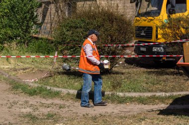 Kharkiv, Ukrayna, 11 Haziran 2025 Teknik Servisler, Kharkiv 'deki hasarlı bina üzerinde çalışıyor. Hasar çok fazlaydı ve birkaç apartman yanmıştı..