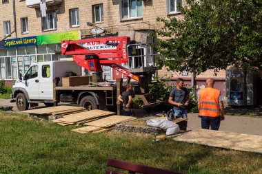 Kharkiv, Ukrayna, 11 Haziran 2025 Teknik Servisler, Kharkiv 'deki hasarlı bina üzerinde çalışıyor. Hasar çok fazlaydı ve birkaç apartman yanmıştı..