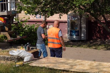 Kharkiv, Ukrayna, 11 Haziran 2025 Teknik Servisler, Kharkiv 'deki hasarlı bina üzerinde çalışıyor. Hasar çok fazlaydı ve birkaç apartman yanmıştı..