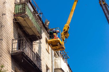 Kharkiv, Ukrayna, 11 Haziran 2025 Teknik Servisler, Kharkiv 'deki hasarlı bina üzerinde çalışıyor. Hasar çok fazlaydı ve birkaç apartman yanmıştı..