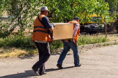 Kharkiv, Ukrayna, 11 Haziran 2025 Teknik Servisler, Kharkiv 'deki hasarlı bina üzerinde çalışıyor. Hasar çok fazlaydı ve birkaç apartman yanmıştı..