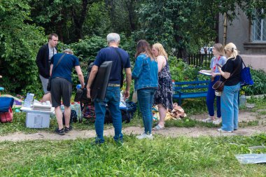 Kharkiv, Ukrayna, 11 Haziran 2025 Kurbanlar, Rus Shahed İHA 'sının çarptığı apartmanlarının yanında duruyor. Hasar çok fazlaydı. Siviller Rus saldırılarının başlıca hedefleri..