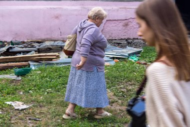 Kharkiv, Ukrayna, 11 Haziran 2025 Kurbanlar, Rus Shahed İHA 'sının çarptığı apartmanlarının yanında duruyor. Hasar çok fazlaydı. Siviller Rus saldırılarının başlıca hedefleri..