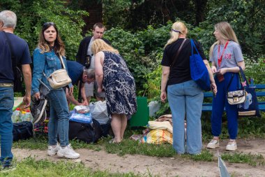Kharkiv, Ukrayna, 11 Haziran 2025 Kurbanlar, Rus Shahed İHA 'sının çarptığı apartmanlarının yanında duruyor. Hasar çok fazlaydı. Siviller Rus saldırılarının başlıca hedefleri..