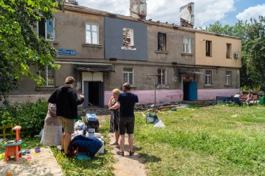 Kharkiv, Ukrayna, 11 Haziran 2025 Kurbanlar, Rus Shahed İHA 'sının çarptığı apartmanlarının yanında duruyor. Hasar çok fazlaydı. Siviller Rus saldırılarının başlıca hedefleri..