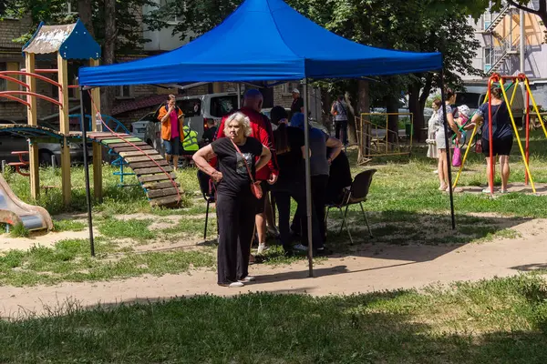 Kharkiv, Ukrayna, 11 Haziran 2025 Rus saldırısına ilk müdahale ekipleri ve sivil toplum örgütleri yanıt veriyor. Siviller, Rus saldırılarının başlıca hedefleridir ve psikolojik ve maddi desteğe ihtiyaç duyarlar..