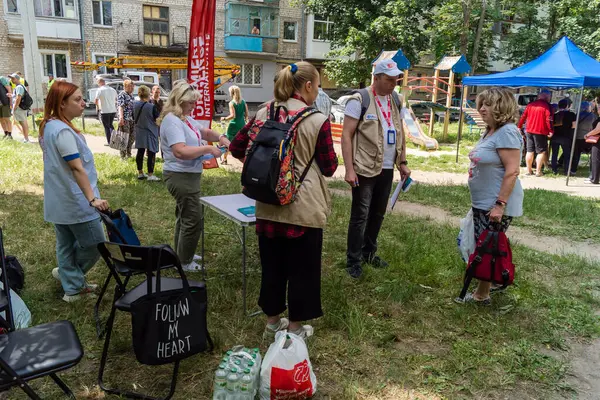Kharkiv, Ukrayna, 11 Haziran 2025 Rus saldırısına ilk müdahale ekipleri ve sivil toplum örgütleri yanıt veriyor. Siviller, Rus saldırılarının başlıca hedefleridir ve psikolojik ve maddi desteğe ihtiyaç duyarlar..