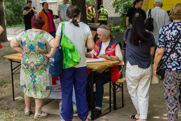 Kharkiv, Ukrayna, 11 Haziran 2025 Rus saldırısına ilk müdahale ekipleri ve sivil toplum örgütleri yanıt veriyor. Siviller, Rus saldırılarının başlıca hedefleridir ve psikolojik ve maddi desteğe ihtiyaç duyarlar..