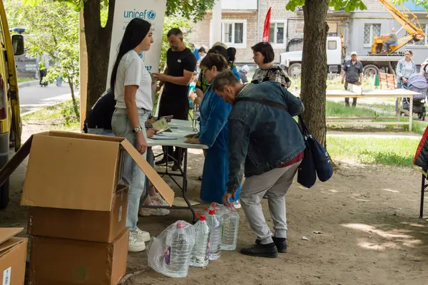 Kharkiv, Ukrayna, 11 Haziran 2025 Rus saldırısına ilk müdahale ekipleri ve sivil toplum örgütleri yanıt veriyor. Siviller, Rus saldırılarının başlıca hedefleridir ve psikolojik ve maddi desteğe ihtiyaç duyarlar..