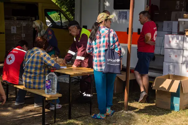 Kharkiv, Ukrayna, 11 Haziran 2025 Rus saldırısına ilk müdahale ekipleri ve sivil toplum örgütleri yanıt veriyor. Siviller, Rus saldırılarının başlıca hedefleridir ve psikolojik ve maddi desteğe ihtiyaç duyarlar..