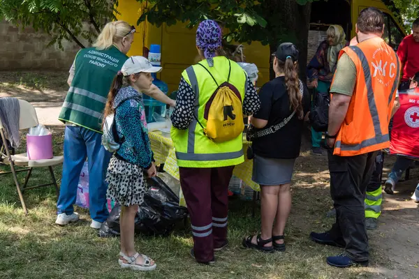 Kharkiv, Ukrayna, 11 Haziran 2025 Rus saldırısına ilk müdahale ekipleri ve sivil toplum örgütleri yanıt veriyor. Siviller, Rus saldırılarının başlıca hedefleridir ve psikolojik ve maddi desteğe ihtiyaç duyarlar..