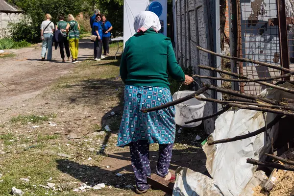 Kharkiv, Ukrayna, 11 Haziran 2025. Kharkiv 'deki ikamet binasını temizleyen insanlar, bir Rus Şaban İHA' sı tarafından vuruldu. Hasar çok büyüktü..