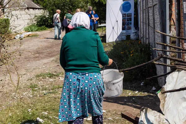 Kharkiv, Ukrayna, 11 Haziran 2025. Kharkiv 'deki ikamet binasını temizleyen insanlar, bir Rus Şaban İHA' sı tarafından vuruldu. Hasar çok büyüktü..