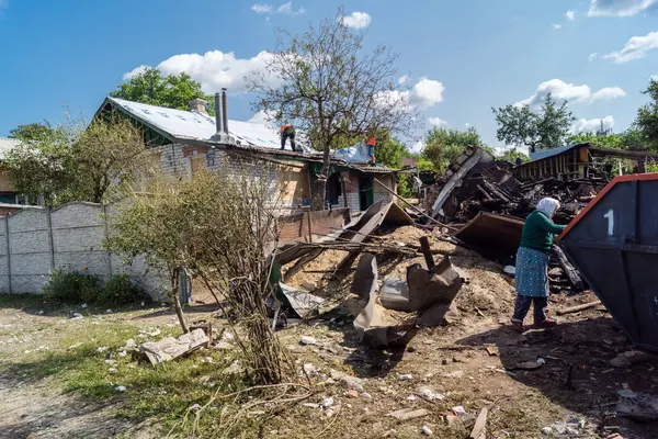 Kharkiv, Ukrayna, 11 Haziran 2025. Kharkiv 'deki ikamet binasını temizleyen insanlar, bir Rus Şaban İHA' sı tarafından vuruldu. Hasar çok büyüktü..