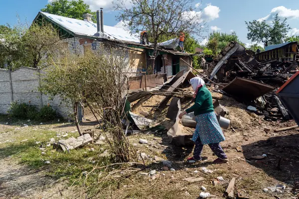 Kharkiv, Ukrayna, 11 Haziran 2025. Kharkiv 'deki ikamet binasını temizleyen insanlar, bir Rus Şaban İHA' sı tarafından vuruldu. Hasar çok büyüktü..