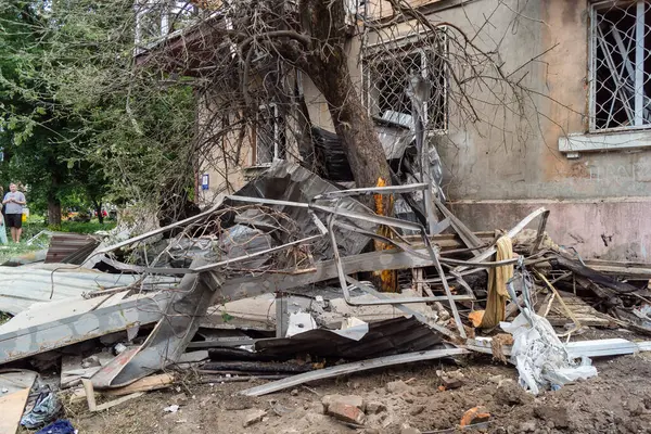 Kharkiv, Ukrayna, 11 Haziran 2025 Kharkiv 'deki küçük konut binası iki Rus Şaban uçağı tarafından vuruldu. Hasar çok fazlaydı, birkaç daire alev aldı ve çatı yırtıldı..