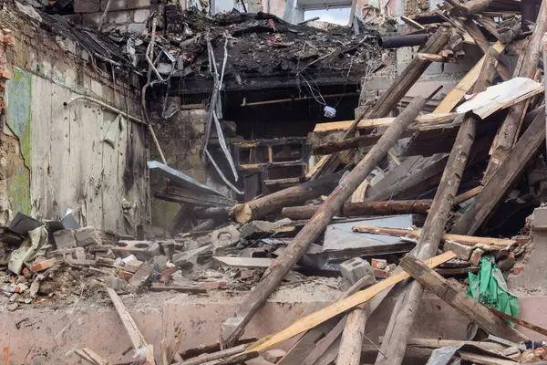 Kharkiv, Ukrayna, 11 Haziran 2025 Kharkiv 'deki küçük konut binası iki Rus Şaban uçağı tarafından vuruldu. Hasar çok fazlaydı, birkaç daire alev aldı ve çatı yırtıldı..