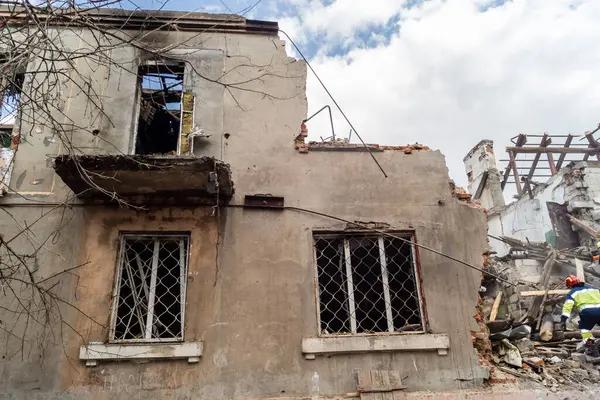 Kharkiv, Ukrayna, 11 Haziran 2025 Kharkiv 'deki küçük konut binası iki Rus Şaban uçağı tarafından vuruldu. Hasar çok fazlaydı, birkaç daire alev aldı ve çatı yırtıldı..