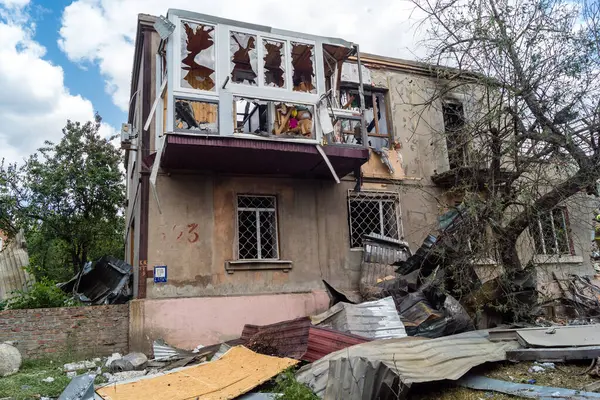 Kharkiv, Ukrayna, 11 Haziran 2025 Kharkiv 'deki küçük konut binası iki Rus Şaban uçağı tarafından vuruldu. Hasar çok fazlaydı, birkaç daire alev aldı ve çatı yırtıldı..