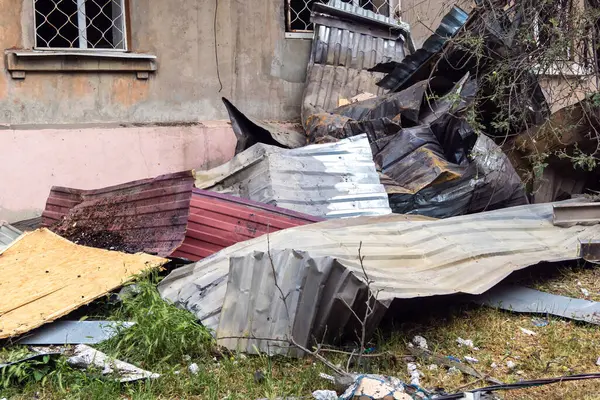 Kharkiv, Ukrayna, 11 Haziran 2025 Kharkiv 'deki küçük konut binası iki Rus Şaban uçağı tarafından vuruldu. Hasar çok fazlaydı, birkaç daire alev aldı ve çatı yırtıldı..